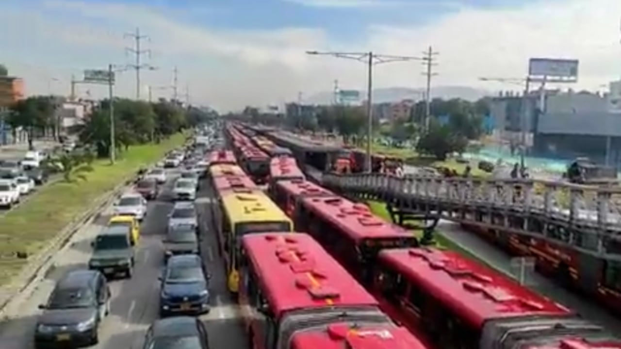 Tránsito Bogotá señaló que la situación se presenta de sur a norte, lo que ha dificultado la llegada de los usuarios que se dirigen hacia el portal ubicado sobre la calle 170.