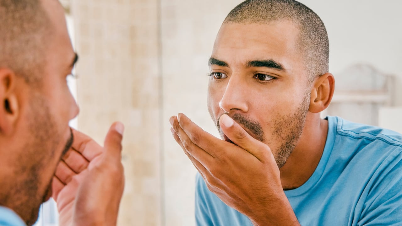 Hombre revisa si tiene mal aliento