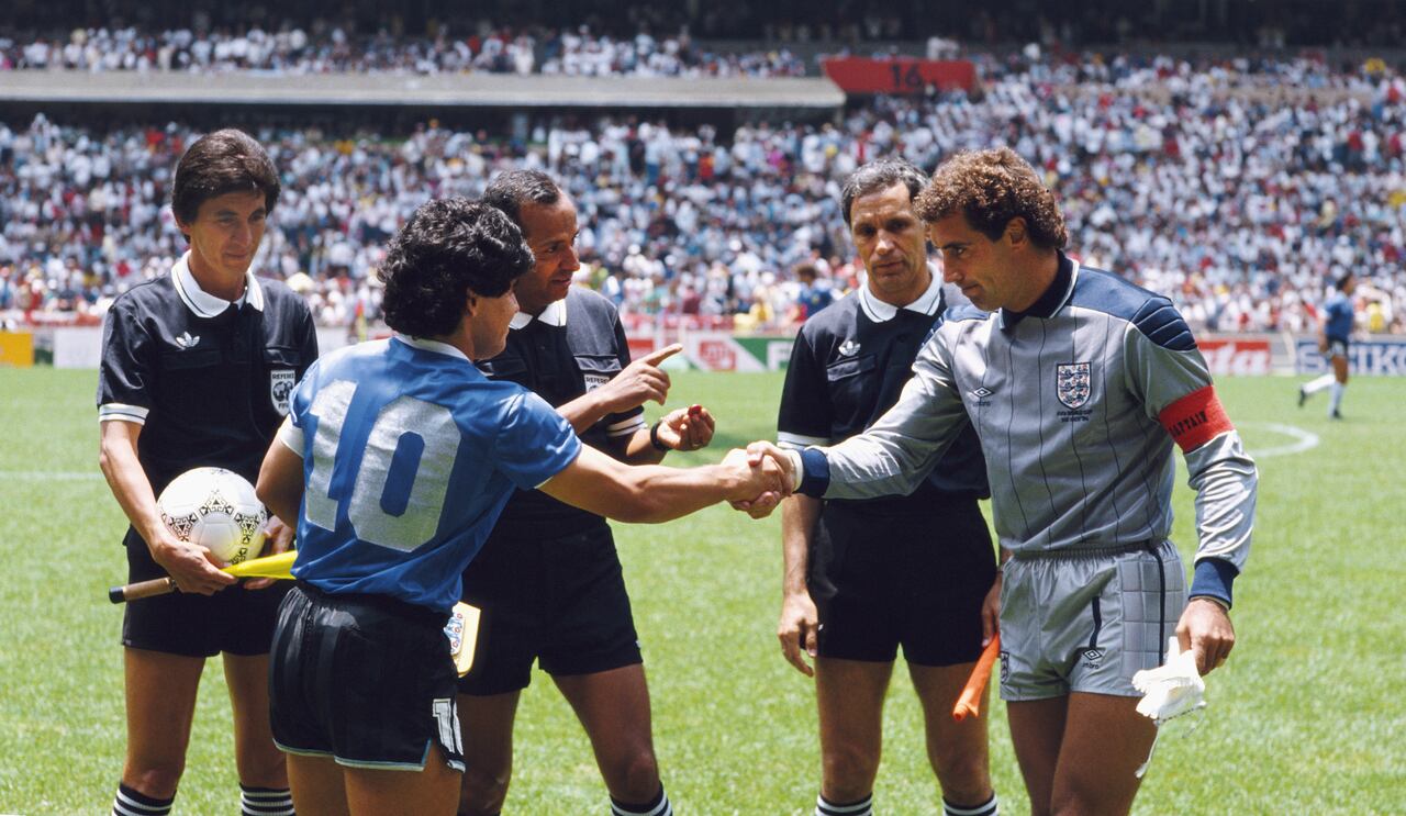 Diego Maradona y Peter Shilton en el Mundial de Mexico 1986.