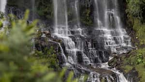 El Manto de la Virgen es la cascada más alta del municipio, dividida en dos secciones de caída que juntas suman 180 metros.