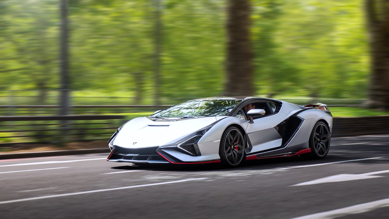 Precio no es igual al lujo: el placer de tener un “carrazo” en Colombia