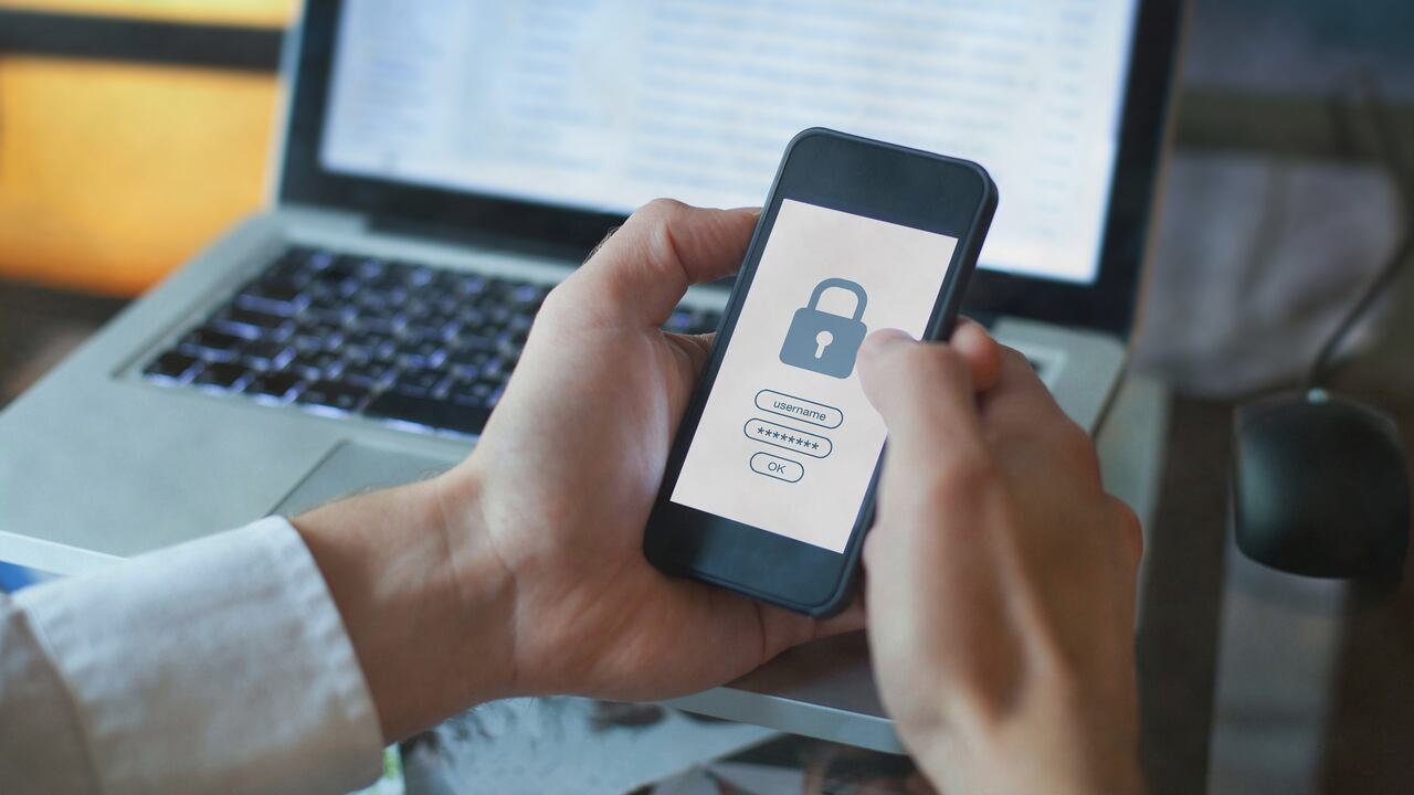 concepto de protección de datos, seguridad cibernética, acceso seguro con contraseña en la pantalla del teléfono inteligente móvil