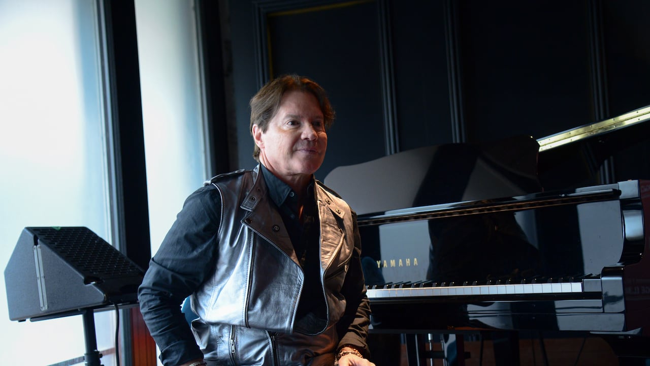 Arthur Hanlon llega a Bogotá: así vive el pianista que ha unido su música con Carlos Vives y Goyo