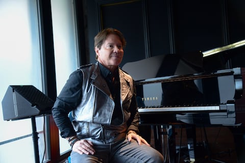 Arthur Hanlon llega a Bogotá: así vive el pianista que ha unido su música con Carlos Vives y Goyo