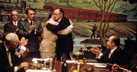 El padrino consagró como actor a Al Pacino, quien hizo el papel de Michael, el menor de los Corleone. El éxito de la saga radica en que se adentra en profundidad en una familia mafiosa italoamericana.