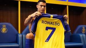 Cristiano Ronaldo sostiene la camiseta del Al Nassr de Arabia Saudita, su nuevo club.