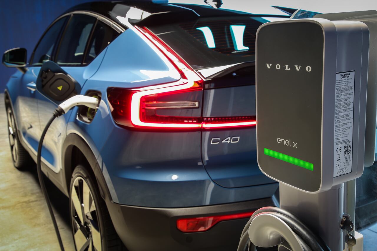 Se calcula que en Colombia hay algo más de 500 puntos de carga para vehículos eléctricos, 155 estaciones y 348 conectores que se encuentran hasta en centros comerciales.