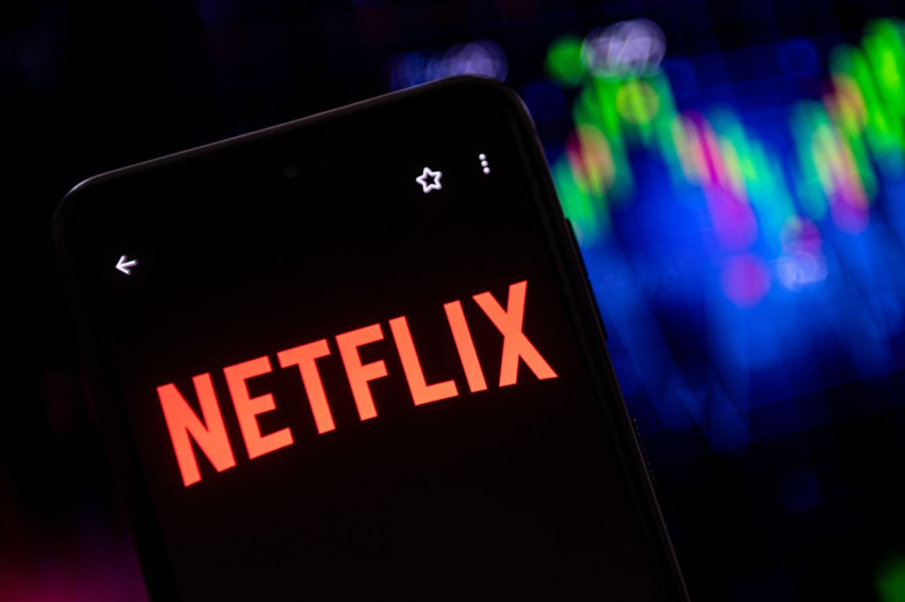 En esta ilustración fotográfica se muestra un logotipo de Netflix en un smartphone. (Ilustración fotográfica de Mateusz Slodkowski/SOPA Images/LightRocket vía Getty Images)