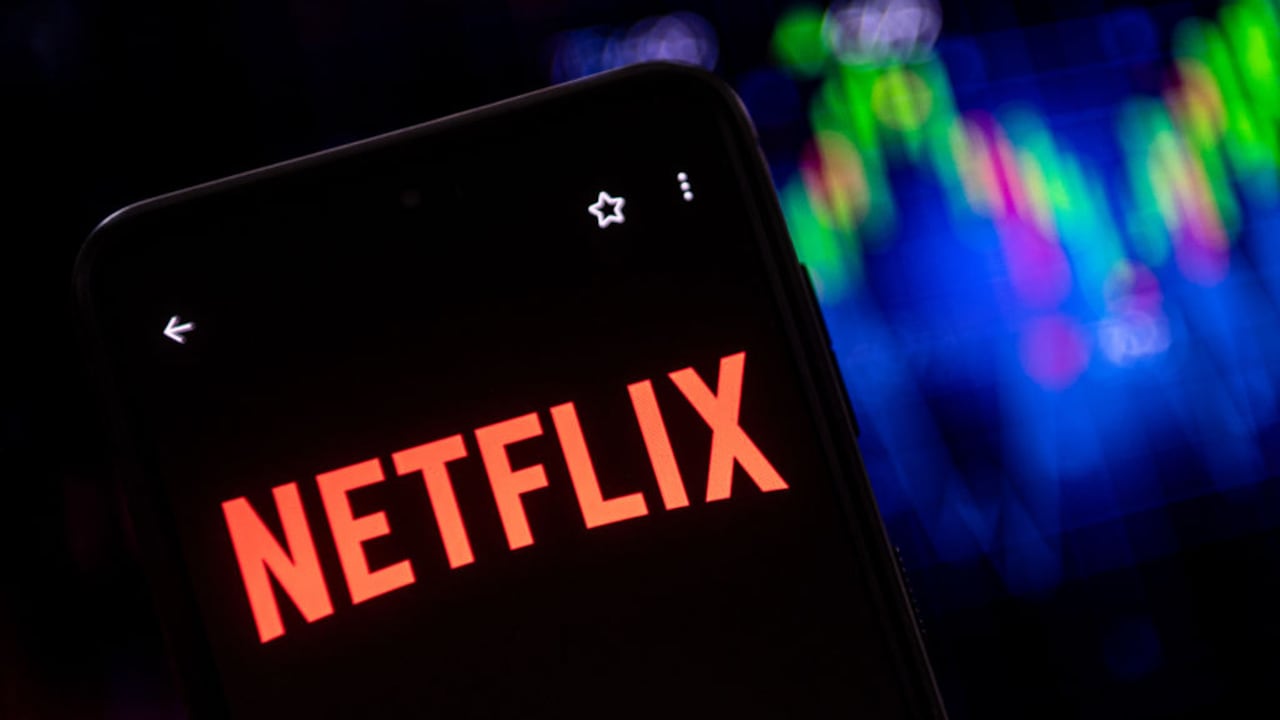 En esta ilustración fotográfica se muestra un logotipo de Netflix en un smartphone. (Ilustración fotográfica de Mateusz Slodkowski/SOPA Images/LightRocket vía Getty Images)