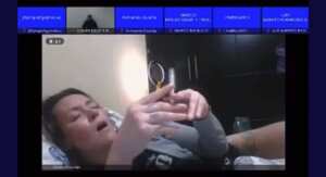 Una jueza en Cúcuta dejó prendida su cámara y quedó en evidencia cuando estaba en la cama, con cigarrillo en mano y sin la toga.