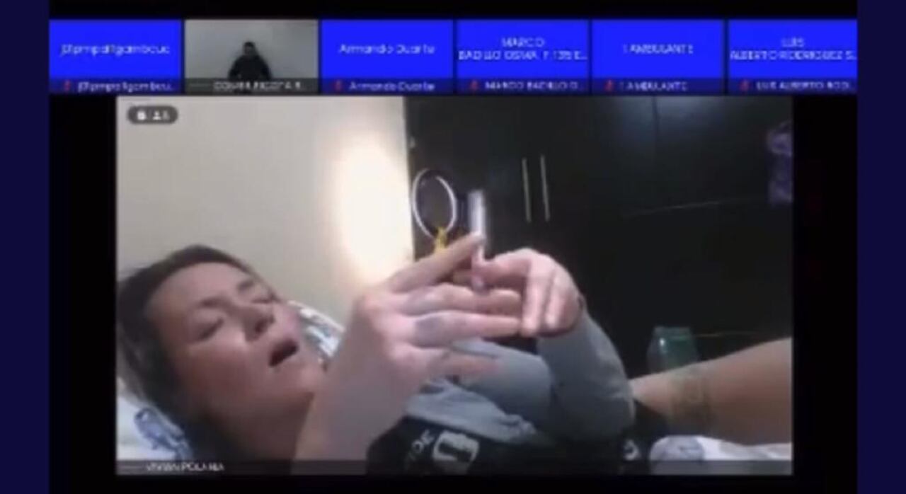 Una jueza en Cúcuta dejó prendida su cámara y quedó en evidencia cuando estaba en la cama, con cigarrillo en mano y sin la toga.