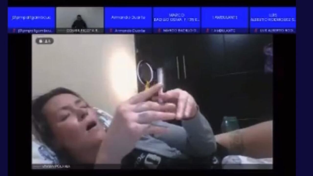 Una jueza en Cúcuta dejó prendida su cámara y quedó en evidencia cuando estaba en la cama, con cigarrillo en mano y sin la toga.