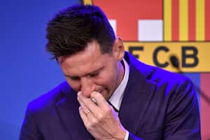 El delantero argentino del Barcelona Lionel Messi llora durante una rueda de prensa en el estadio Camp Nou de Barcelona el 8 de agosto de 2021. - Messi contuvo las lágrimas al comenzar una rueda de prensa en la que confirmó que se marcha del Barcelona, donde ha jugado toda su carrera. . (Foto de Pau BARRENA / AFP)