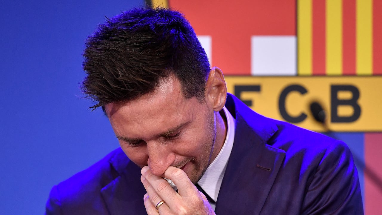 El delantero argentino del Barcelona Lionel Messi llora durante una rueda de prensa en el estadio Camp Nou de Barcelona el 8 de agosto de 2021. - Messi contuvo las lágrimas al comenzar una rueda de prensa en la que confirmó que se marcha del Barcelona, donde ha jugado toda su carrera. . (Foto de Pau BARRENA / AFP)