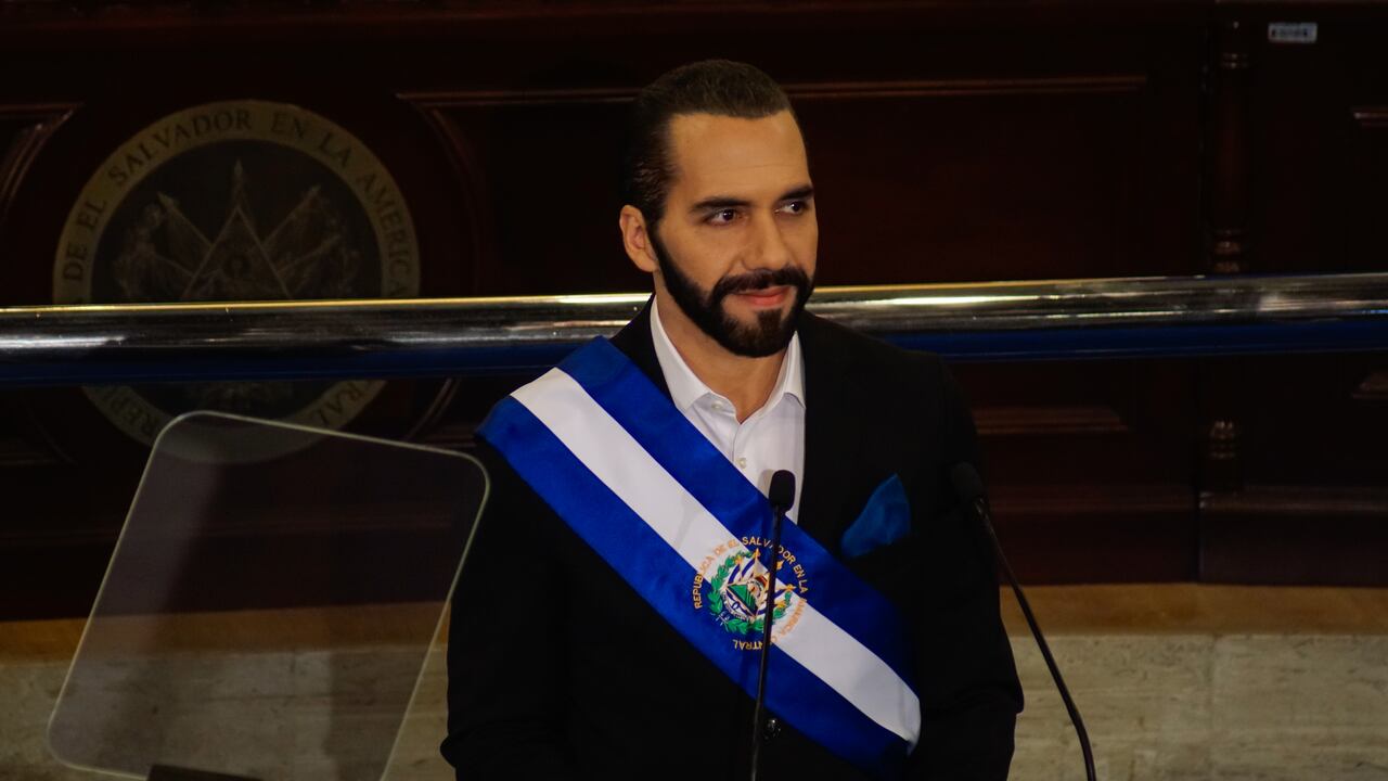 Según las más recientes encuestas, el 70,8% de la población aprueba el gobierno de Bukele, el 72,6% cree que la imagen del presidente ha mejorado, el 97,7% piensa que la violencia ha disminuido y el 81,8% que el régimen de excepción ha ayudado mucho a controlar los índices de delincuencia.