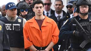 Luigi Mangione, sospechoso del tiroteo fatal del director ejecutivo de UnitedHealthcare, Brian Thompson, es escoltado por la policía, el jueves 19 de diciembre de 2024, en Nueva York.