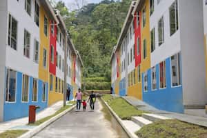 En la entrega del proyecto de viviendas gratuitas “El Jardín”, que beneficia a 102 familias con una inversión de $6.828 millones por parte del ministerio de vivienda.
