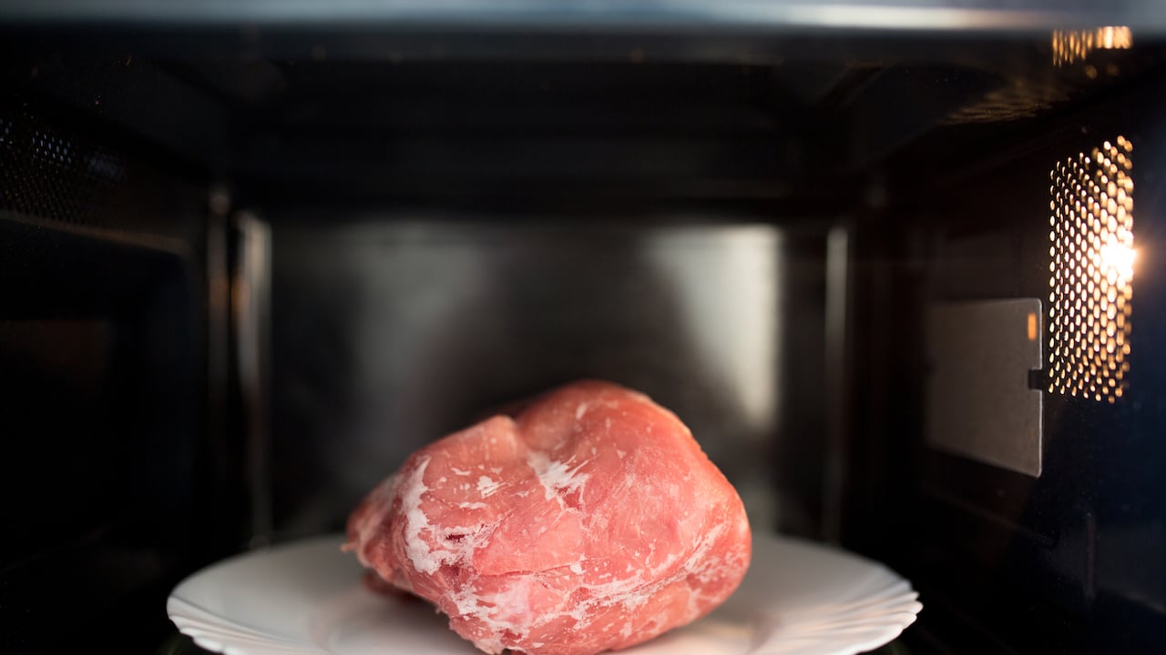 El truco mágico para descongelar la carne en menos de 5 minutos