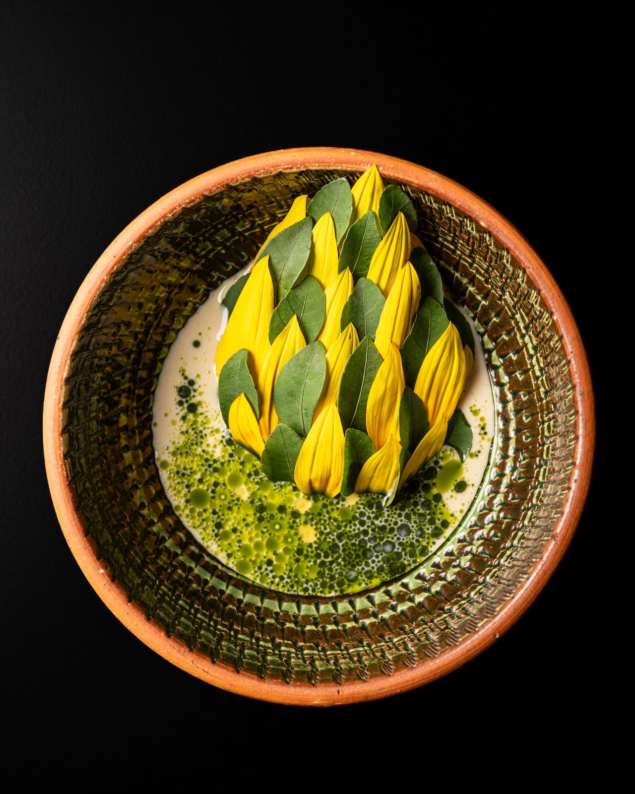 Hummus de almendra de orejero, uno de los protagonistas de la carta.