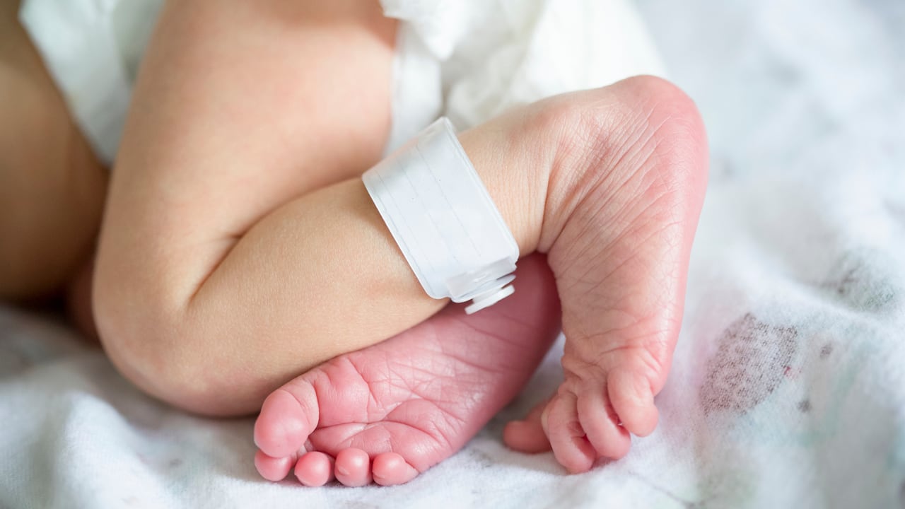 ¡Increíble! Nace bebé con 4 piernas y 4 brazos y dicen que es la reencarnación de un dios