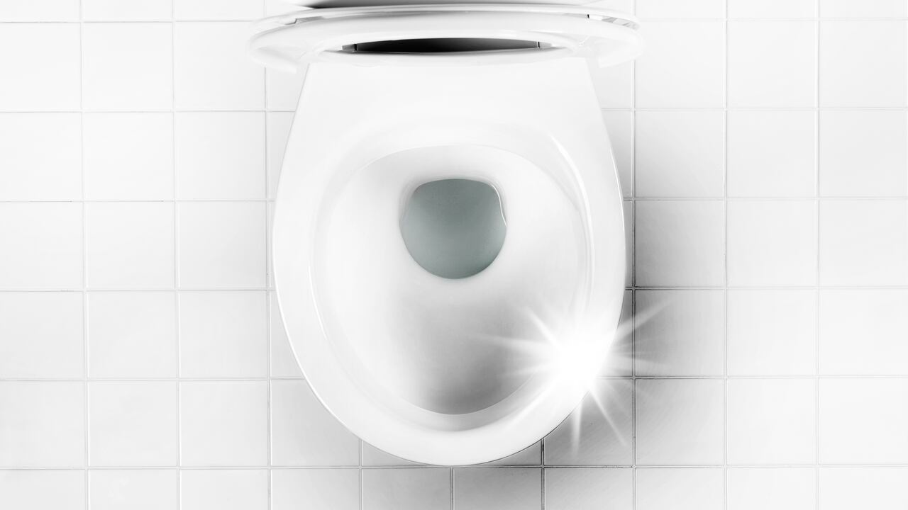 Truco casero para acabar con el sarro de la taza del baño