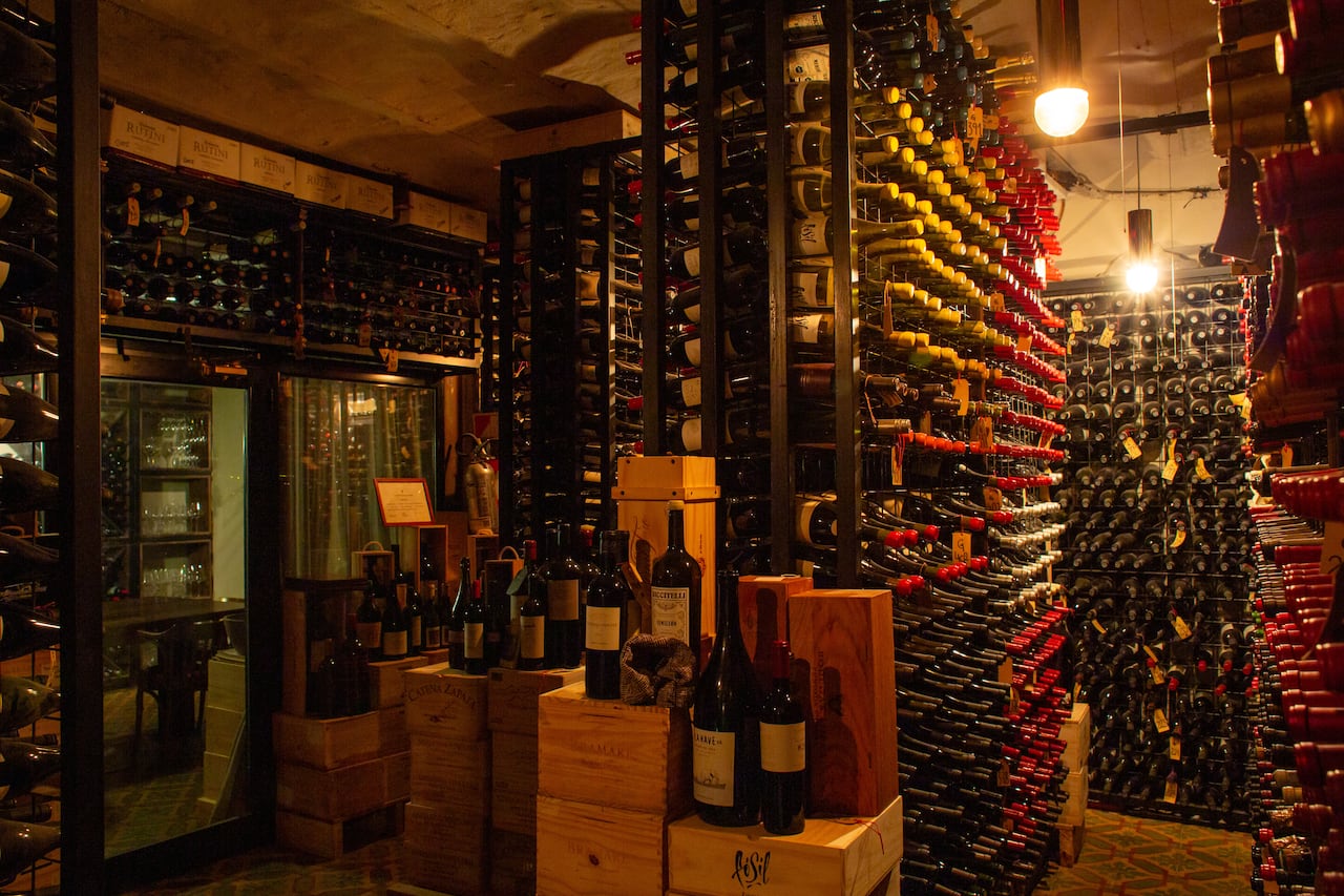 La cava con más de 60.000 etiquetas argentinas y del Mundo es un espectáculo a la cultura vinícola del mundo