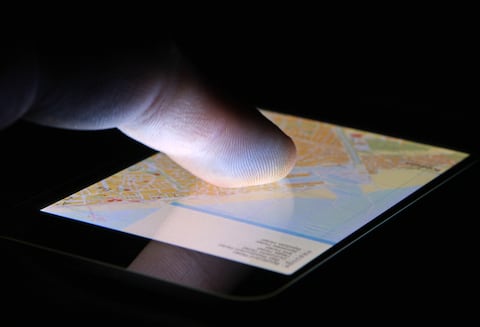 ¿Cómo averiguar la ubicación de un contacto?