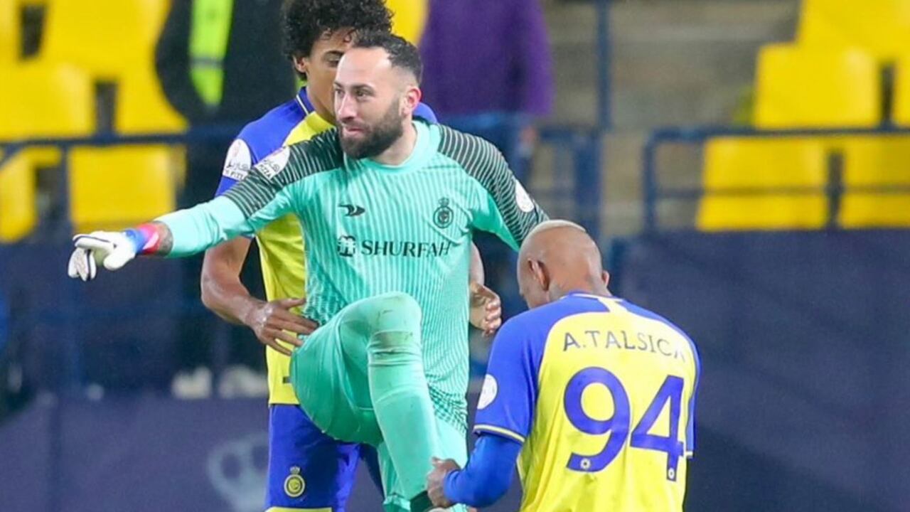 A David Ospina, arquero del Al Nassr, le lustran los guayos.
