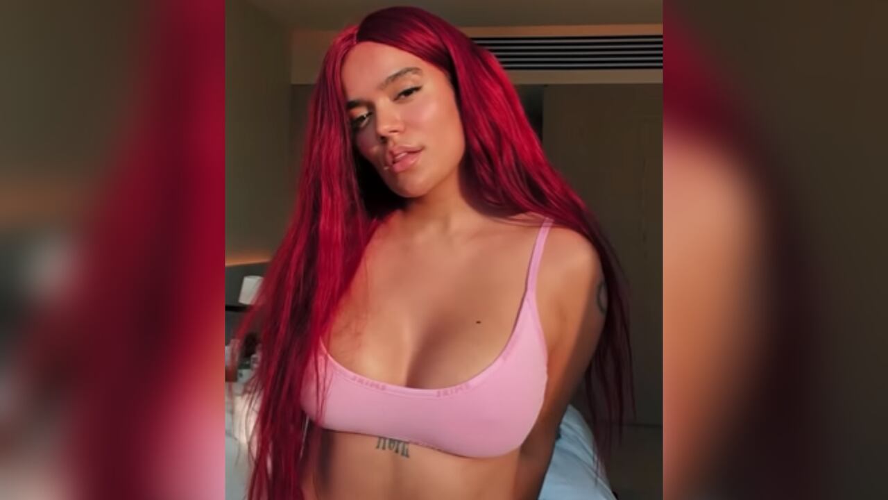 Karol G posa con un top rosado y deja ver su impresionante delantera como atributo