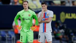 Marc Andre ter Stegen y Robert Lewandowski del FC Barcelona.