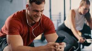 Hombre en el gimnasio escuchando música