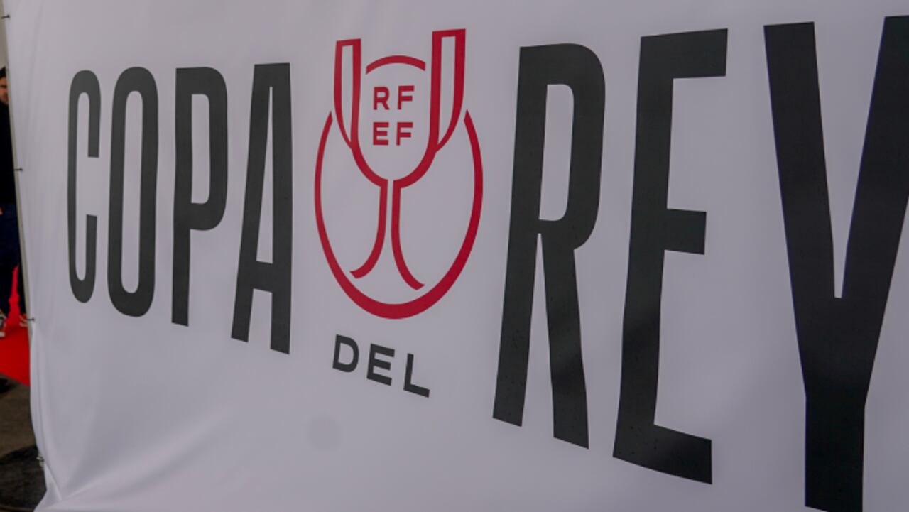 SEVILLE ANDALUSIA,, SPAIN - APRIL 22: Fans wait in line to have their picture taken with the Copa del Rey trophy, which is on display at the Setas de la Encarnacion and whose final will be played on Saturday at La Cartuja Stadium, between Real Betis Balompie and Valencia F.C, on April 22, 2022 in Seville (Andalusia, Spain). (Photo By Getty Images/Eduardo Briones/Europa Press)