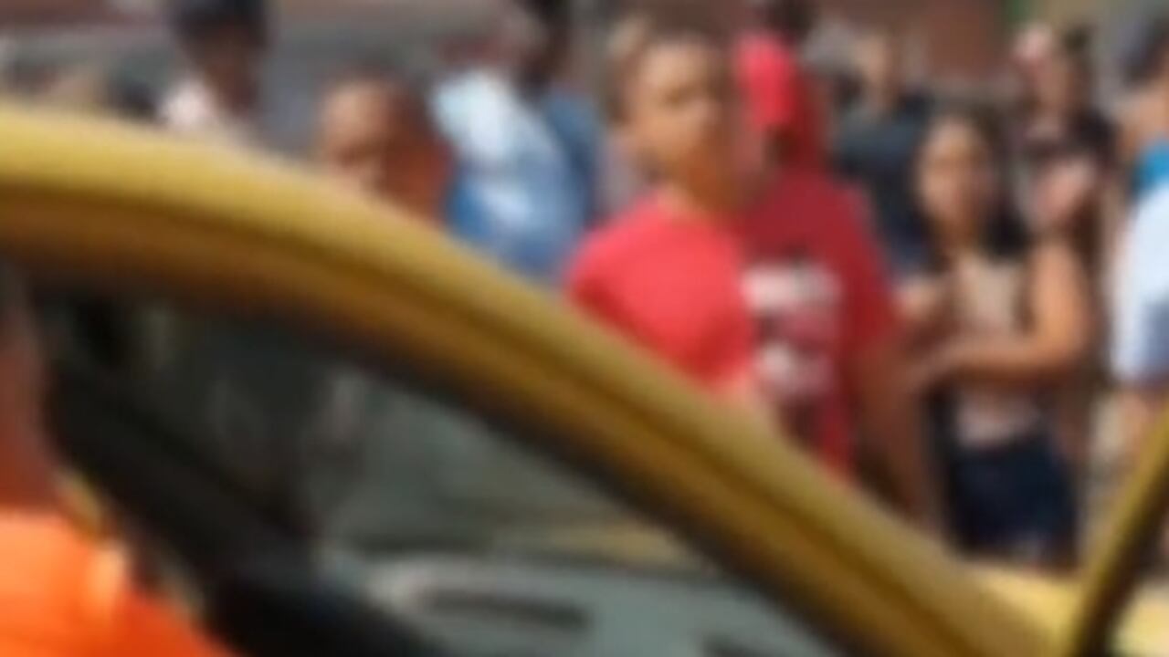 Sicarios en moto asesinaron a un hombre que iba en un taxi en Cali.