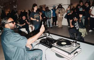 H&M fusiona moda con música, creando una experiencia cultural única que va más allá de las prendas.