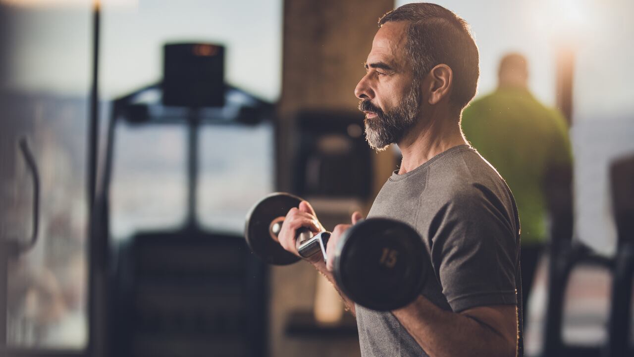 Hombre fortaleciendo sus bíceps