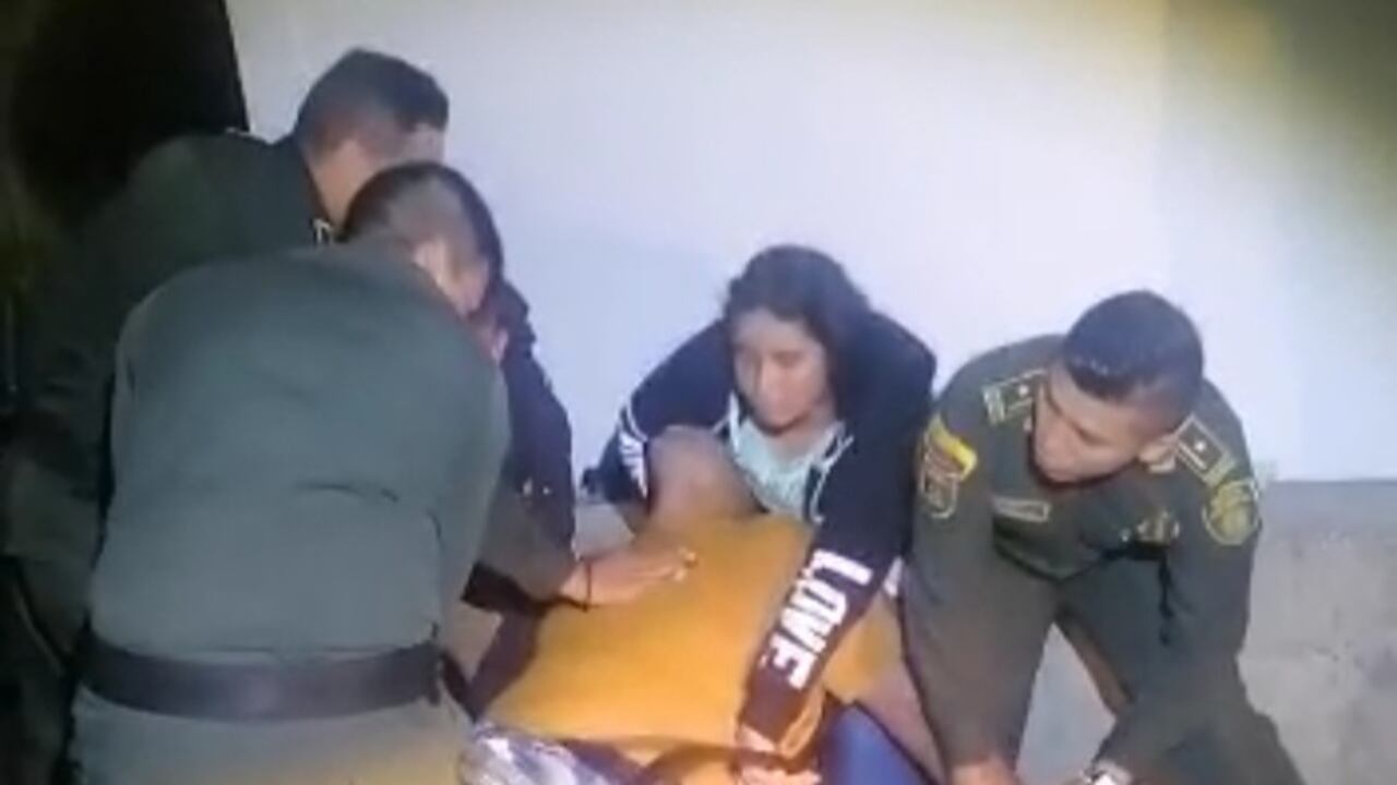 Mamá de Maximiliano Tabares y la Policía trataron de calmar a uno de los integrantes de los “carneros”; al parecer, estaría poseído por un espíritu.