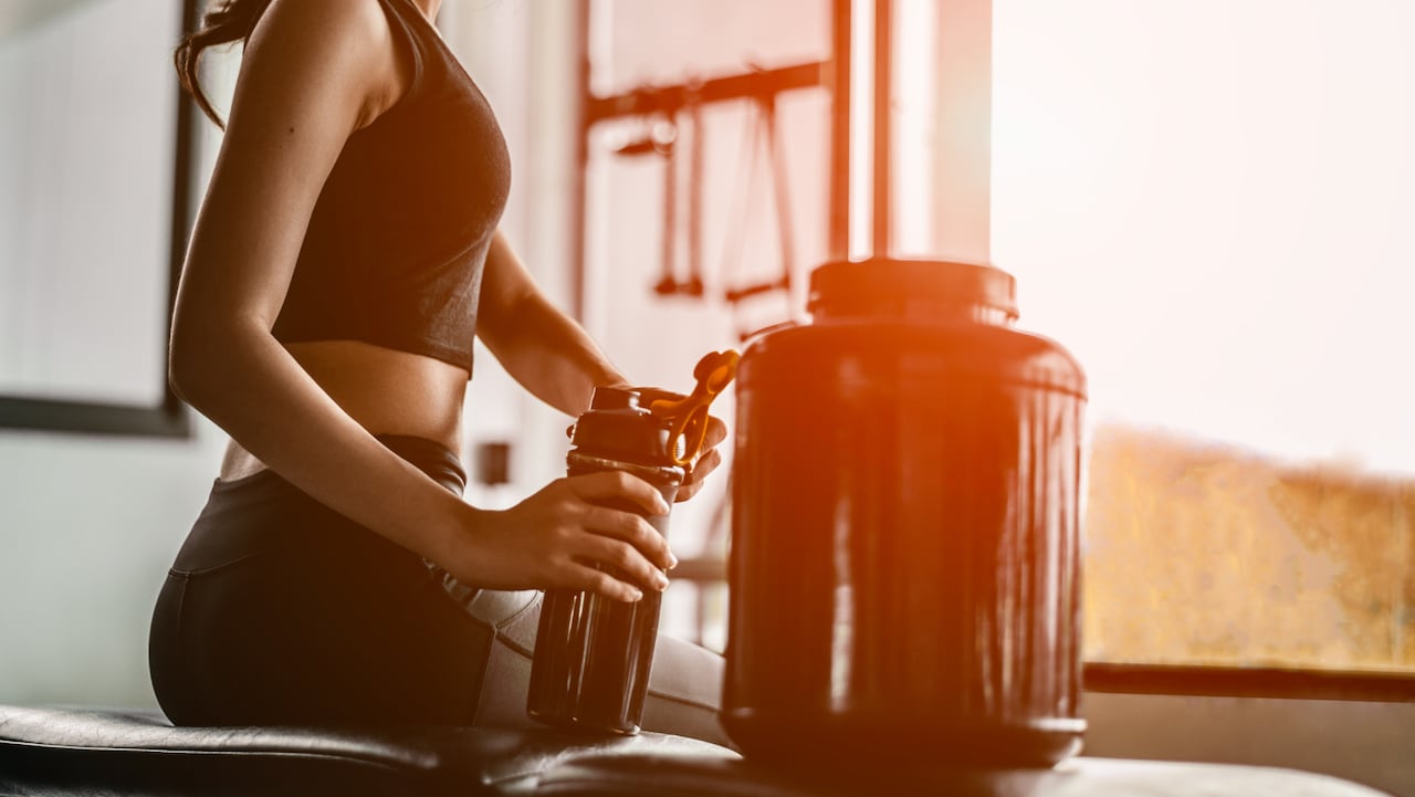 Mujer en buen estado físico hace uso de la creatina