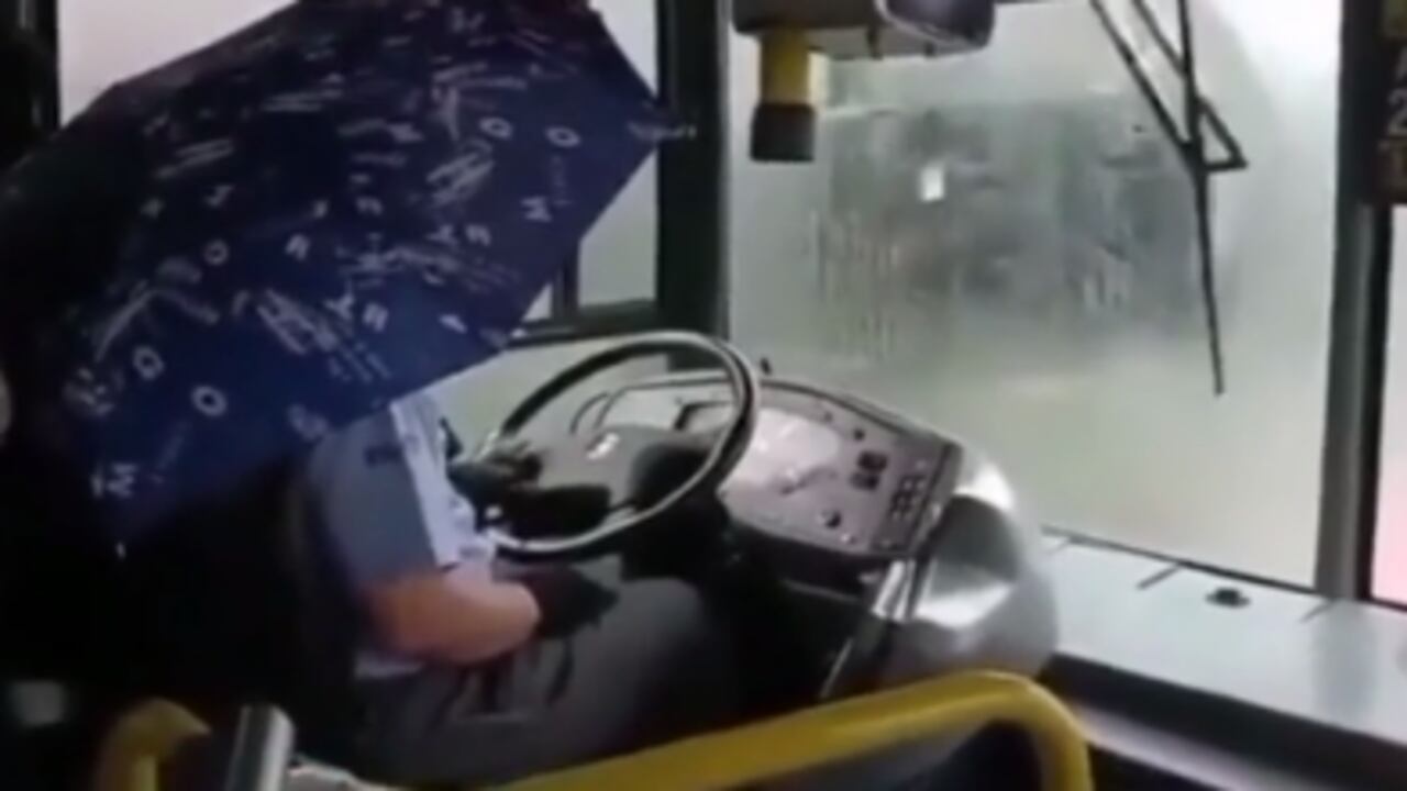 Operador con sombrilla en transmi