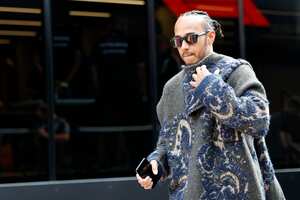 El piloto de Mercedes, el británico Lewis Hamilton, llega al paddock antes del Gran Premio de Fórmula Uno en el circuito de Spa-Francorchamps en Spa, Bélgica, el jueves 25 de julio de 2024. El Gran Premio de Bélgica de Fórmula Uno se llevará a cabo el domingo. (Foto AP/Geert Vanden Wijngaert)