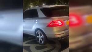 En el video del incidente algunas personas hacen referencia a que el conductor del carro se encuentra en estado de alicoramiento.