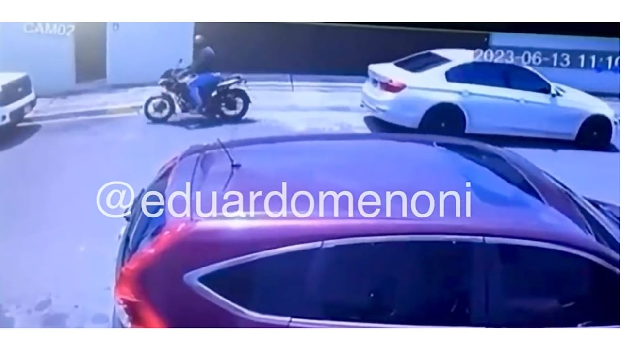 Ladrón trató de robarle celular a conductor, pero terminó atropellado por él