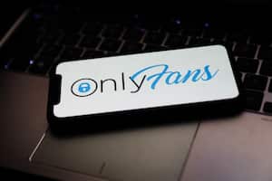 El logotipo de OnlyFans se muestra en la pantalla de un teléfono en esta foto de ilustración tomada en Cracovia, Polonia, el 27 de abril de 2021 (Ilustración fotográfica de Jakub Porzycki / NurPhoto a través de Getty Images).