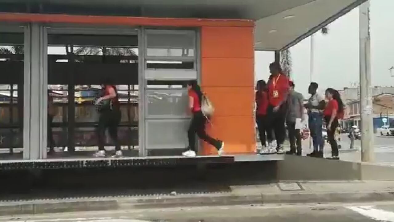 Empleados de una empresa en Cali fueron captados colándose a un bus del MIO.