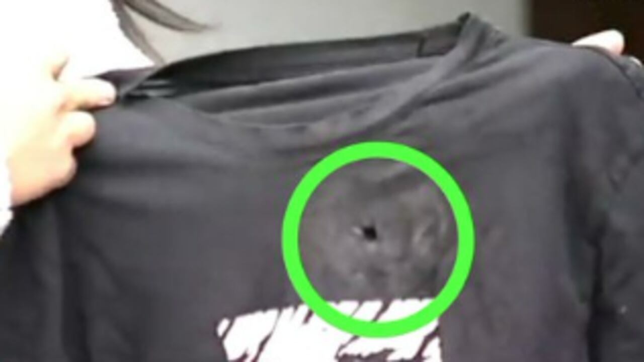 En Bogotá un taxista le disparó con arma traumática en el pecho a una mujer por demorarse al pagarle el servicio prestado. Este criminal tiene que ser capturado, es un peligro para las mujeres y la ciudadanía en general.