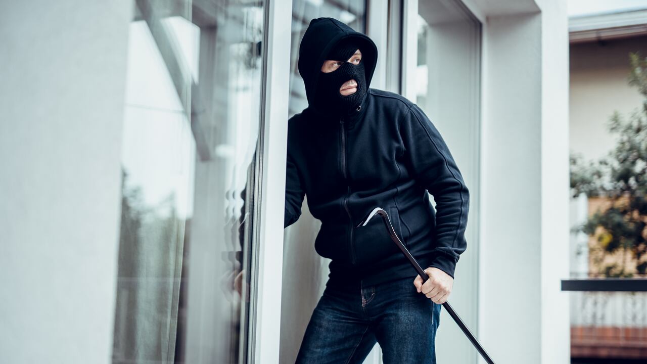 Robber breaks house door