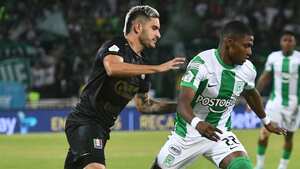 Jugadores de Atlético Nacional y Once Caldas disputan la pelota en el partido de la primera fecha de la Liga BetPlay I-2023