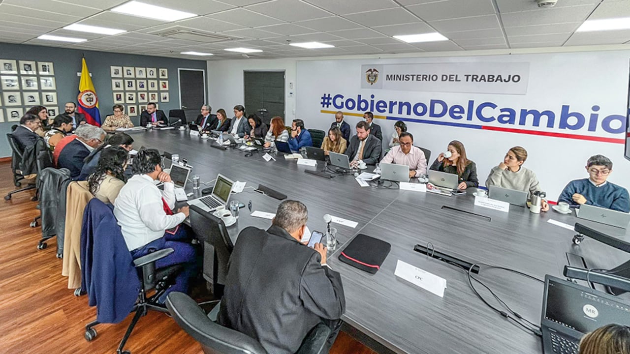 En la mesa de concertación para elaborar la reforma laboral se analizan cifras e ideas, pero poco se atacan los problemas estructurales del mercado laboral, que incluyen la informalidad, el poco acceso de la fuerza de trabajo a empleos dignos y la inestabilidad en el puesto.