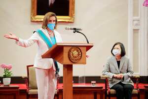 En esta foto publicada por la Oficina Presidencial de Taiwán, la presidenta de la Cámara de Representantes de los Estados Unidos, Nancy Pelosi, habla durante una reunión con la presidenta de Taiwán, Tsai Ing-wen, a la derecha, en Taipei, Taiwán.