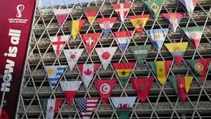 Banderas de las selecciones clasificadas al Mundial de Qatar 2022 muy cerca a la Torre Al Bidda en la ciudad de Doha.