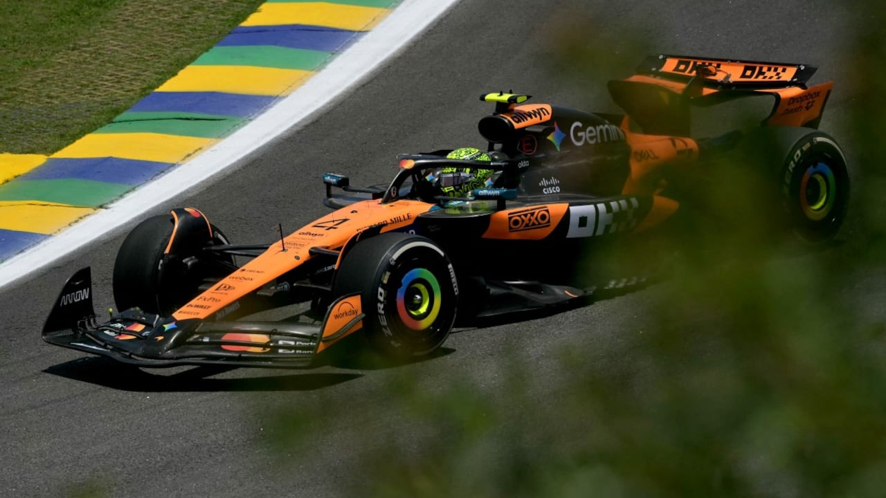 El piloto británico de McLaren, Lando Norris, conduce durante la sesión de entrenamientos del Gran Premio de Fórmula Uno de Sao Paulo.
